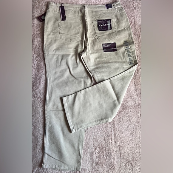 Gloria Vanderbilt - Amanda Jeans - Picture 5 of 14